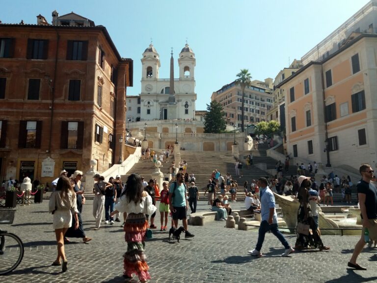 looks like a scene from Roman Holiday
